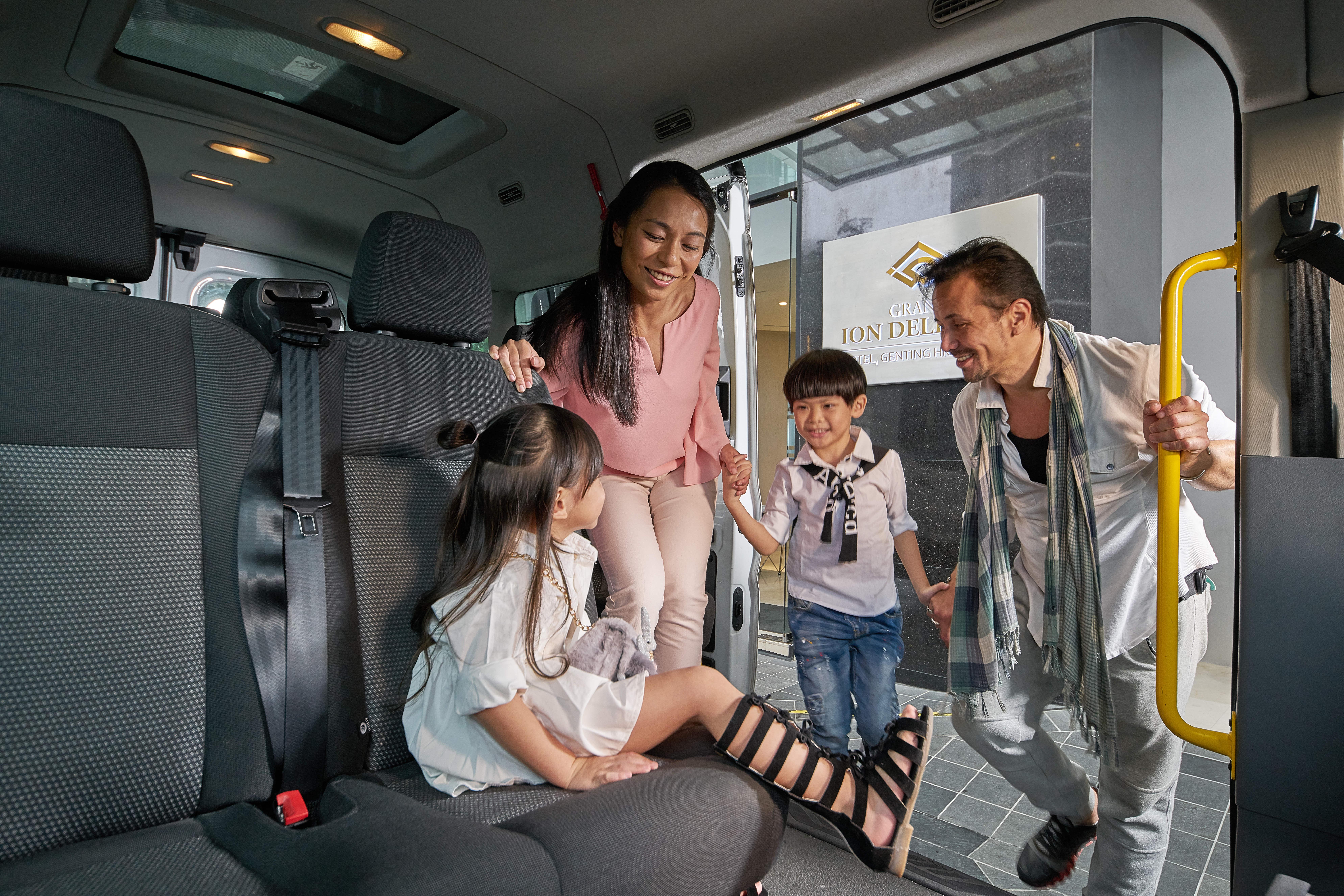 ג'נטינג היילנדס Grand Ion Delemen Hotel מראה חיצוני תמונה Family boarding the Lion's City
